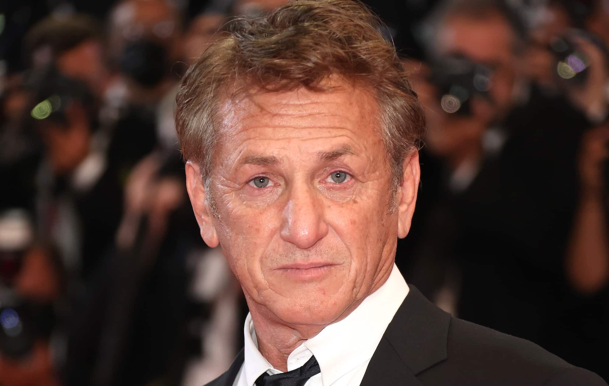sean-penn-ferfiak-szoknya-ferfiassag-toxikus-maszkulinitas