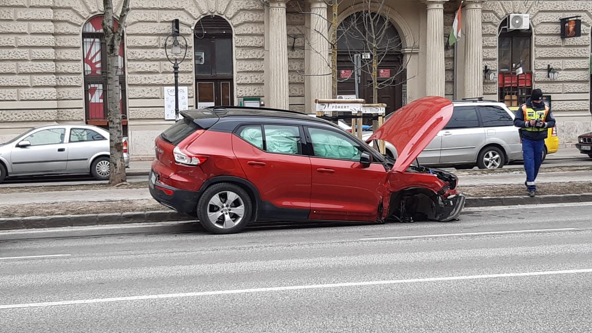 https://budapestkornyeke.hu/durva-karambol-budapest-belvarosaban-szabalytalanul-kozlekedo-volvoba-csapodott-egy-audi-mindket-sofor-megserult-fotok-a-helyszinrol/