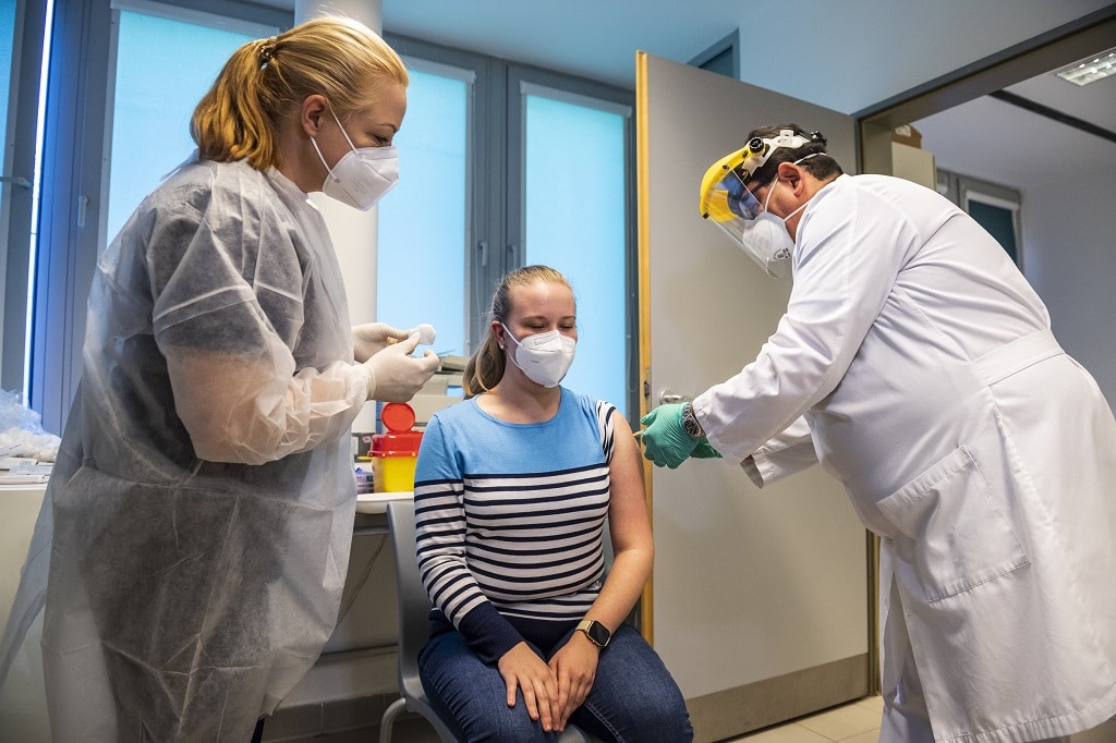Merkely Béla, a Semmelweis Egyetem rektora beoltja a Pfizer és a BioNTech által kifejlesztett koronavírus elleni oltóanyaggal Balogi Bernadett kardiológus rezidenst a Városmajori Szív- és Érgyógyászati Klinikán 2020. december 26-án / Fotó: Mónus Márton / MTI
