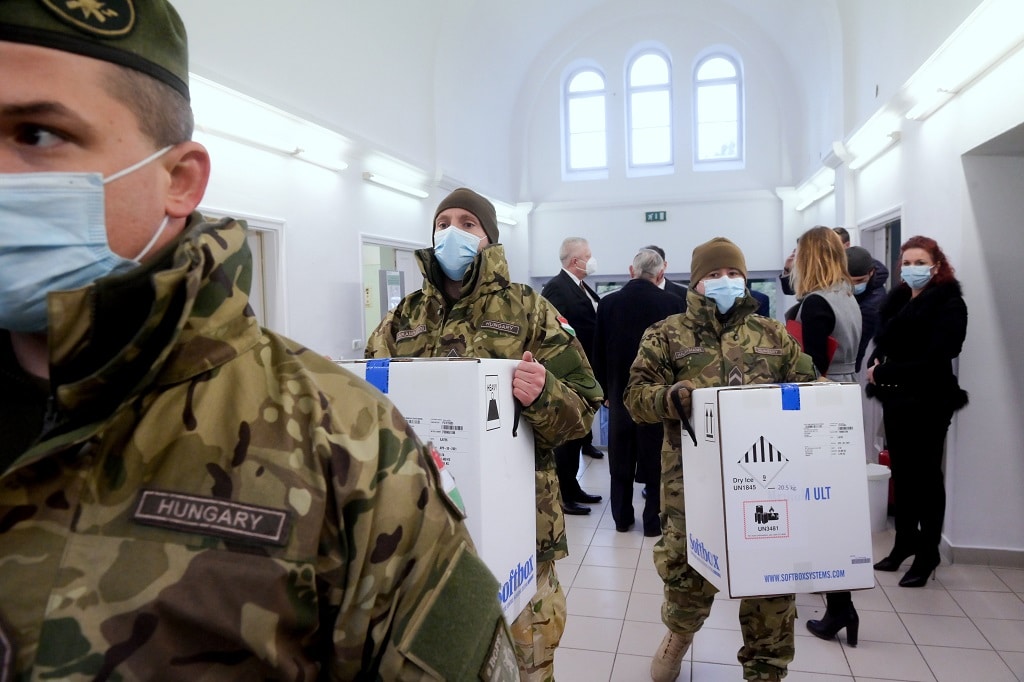 A Dél-pesti Centrumkórházba érkezett Pfizer-BioNTech vakcinát pakolják 2020. december 26-án. A belgiumi Puursban gyártott, Európában elsõként engedélyeztetett koronavírus elleni oltóanyagot a kórházból továbbítják a többi a hazai oltópontra. Az elsõ szállítmány 9750 adag oltóanyagot tartalmaz, amely 4875 egészségügyi dolgozó oltását teszi lehetõvé / Fotó: Koszticsák Szilárd / MTI