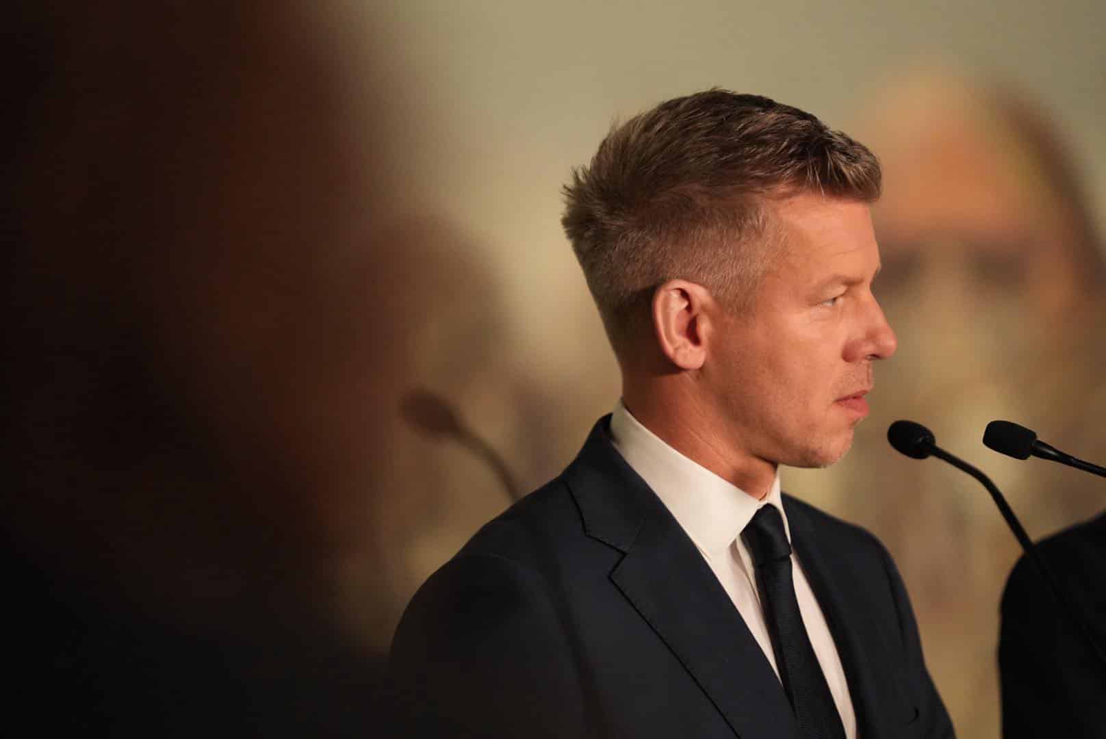 magyar peter miniszterek vegkielegites