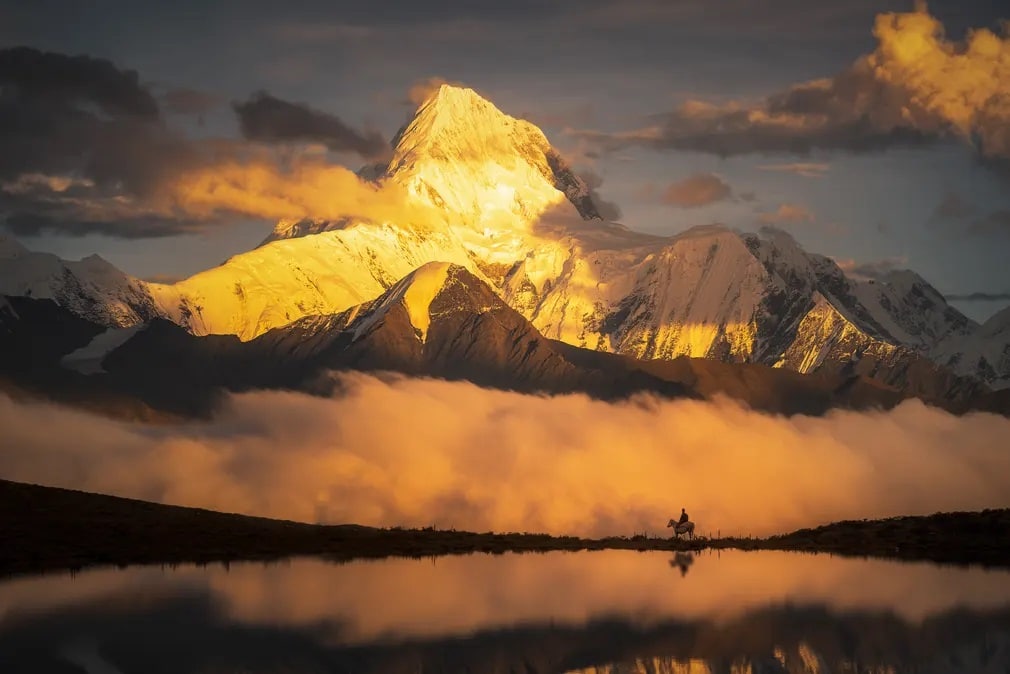 sony world photography awards, fotoverseny, sony, tajfoto, hegy, gongga hegy, lovas, utazas, jinjing lyu, nap fotoja