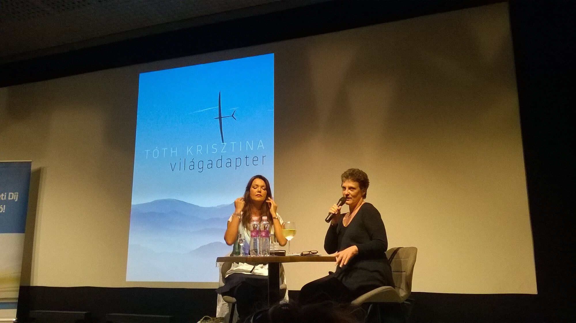 Tóth Krisztina / Világadapter
