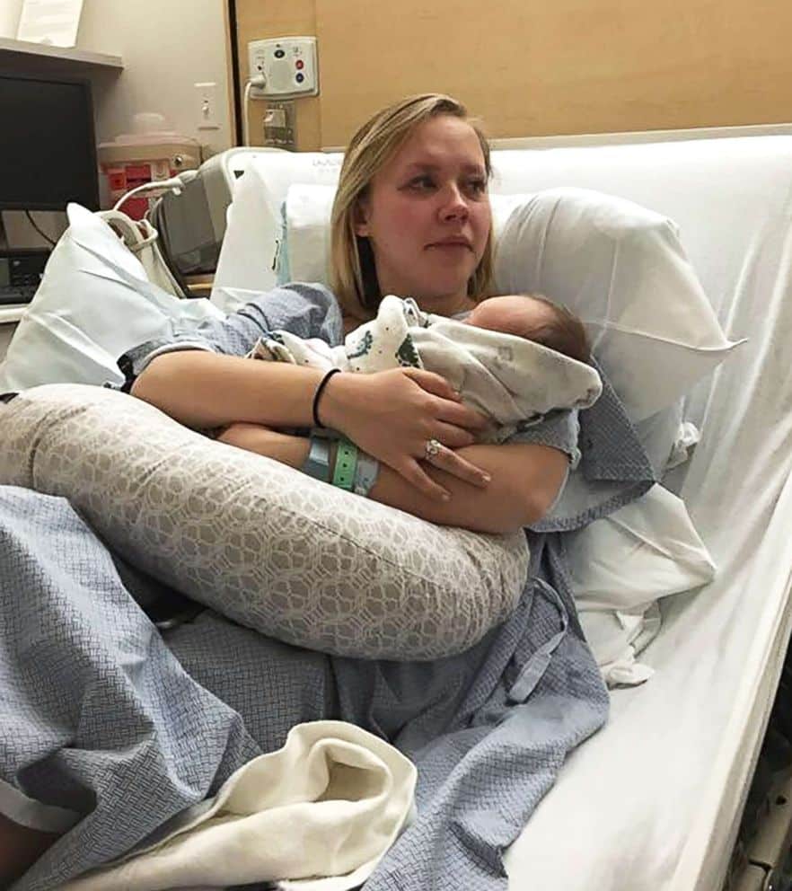 Hannah Mongie 18 évesen örökbe adta fiát 1