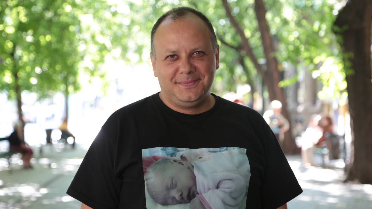 damu-roland-kislanya-felesege-valas-halal