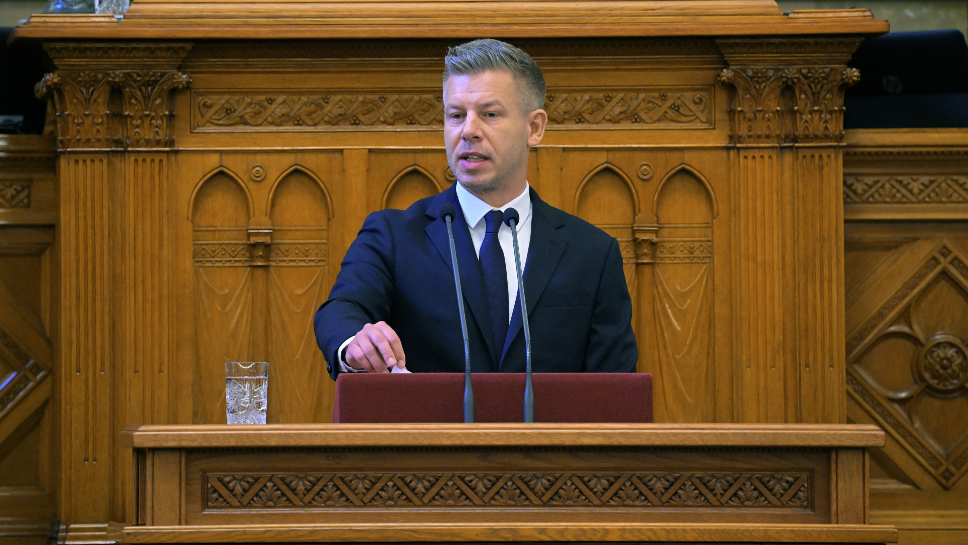 magyar péter parlamentben energiaválságról beszél