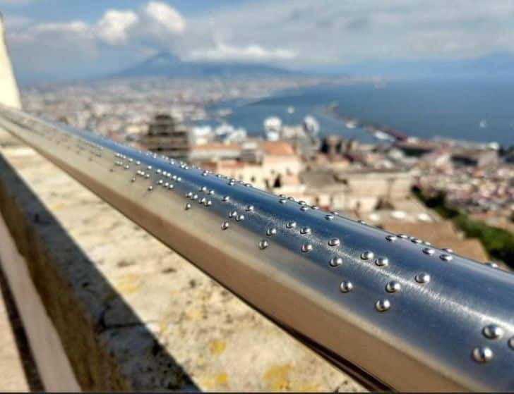 Braille-írással mutatják meg a kilátást / Fotó: GallowB**b / Reddit
