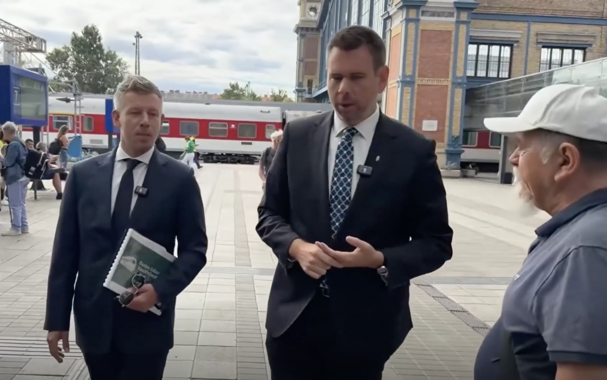 Magyar Péter és Vitézy Dávid a Nyugati pályaudvaron