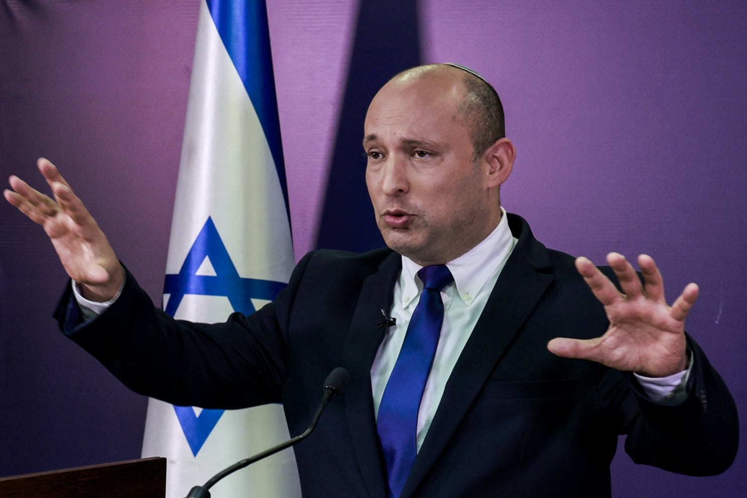 Naftali Bennett izrael koronavirus maszk oltas