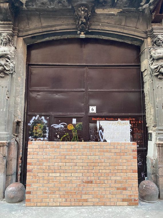 a cigany muvesz szorongasa olah norbert festomuvesz off-biennale budapest