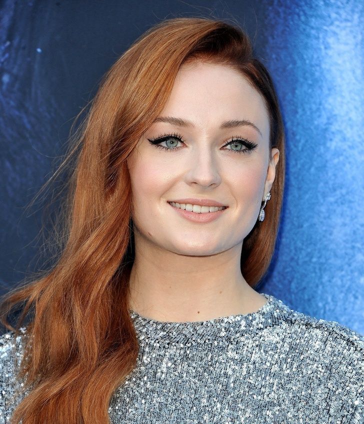 hiressegek muvesznevek sophie turner