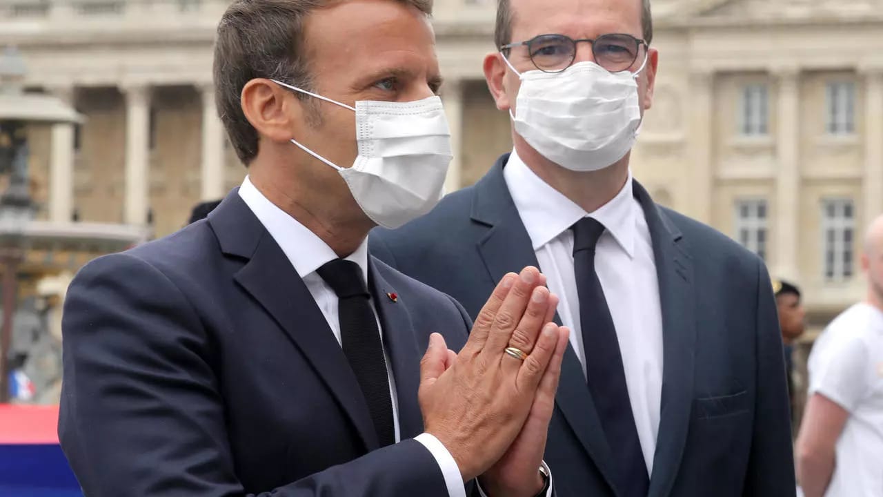 Jean-Castex-emmanuel-macron-francia-ettermek-bezarasa-buntetes