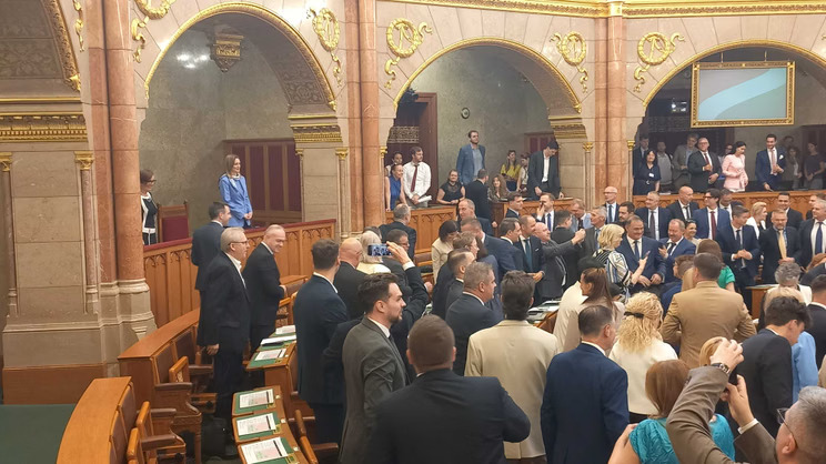 forsthoffer-agnes-koztarsasagi-elnok-parlament-taps_1