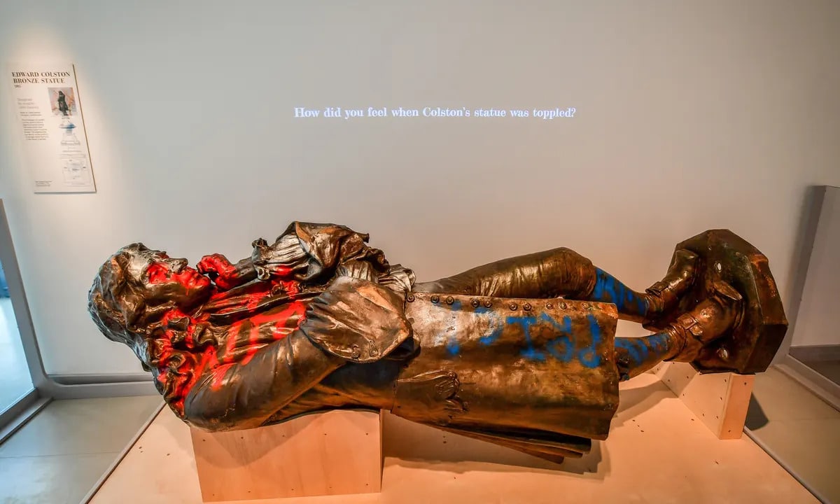 edward-colston-szobor-kiallitas-muzeum-black-lives-matter