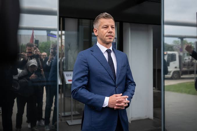 magyar péter a közmédia épülete előtt