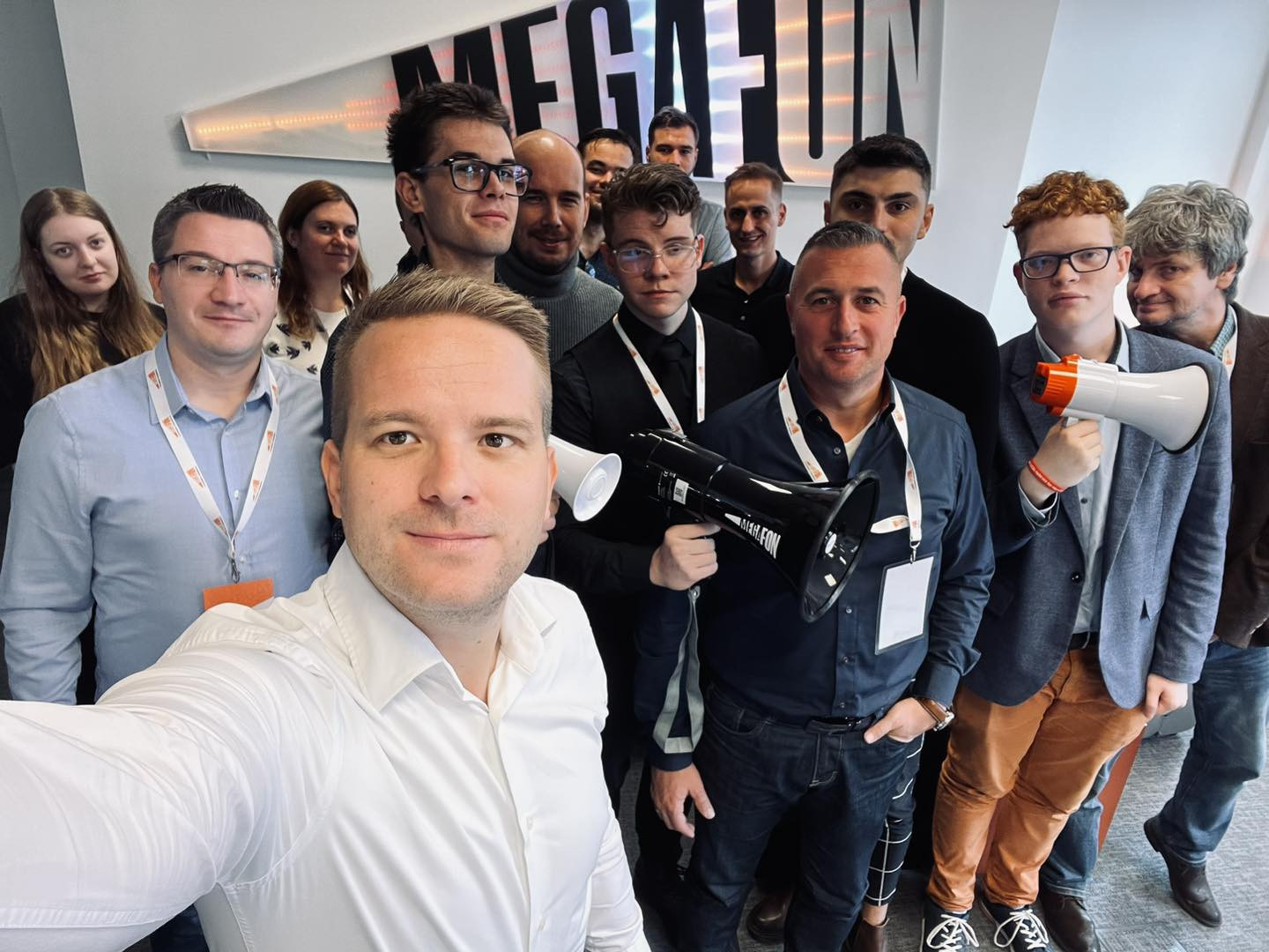 megafon patriota brutalis leepites
