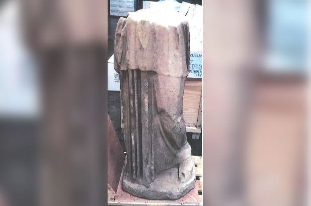 kim kardashian athene szobor