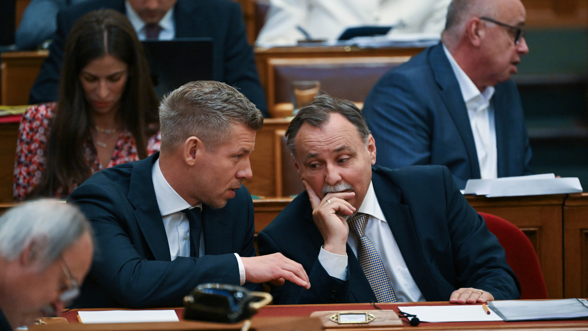 magyar péter és gajdos lászló a parlamentben