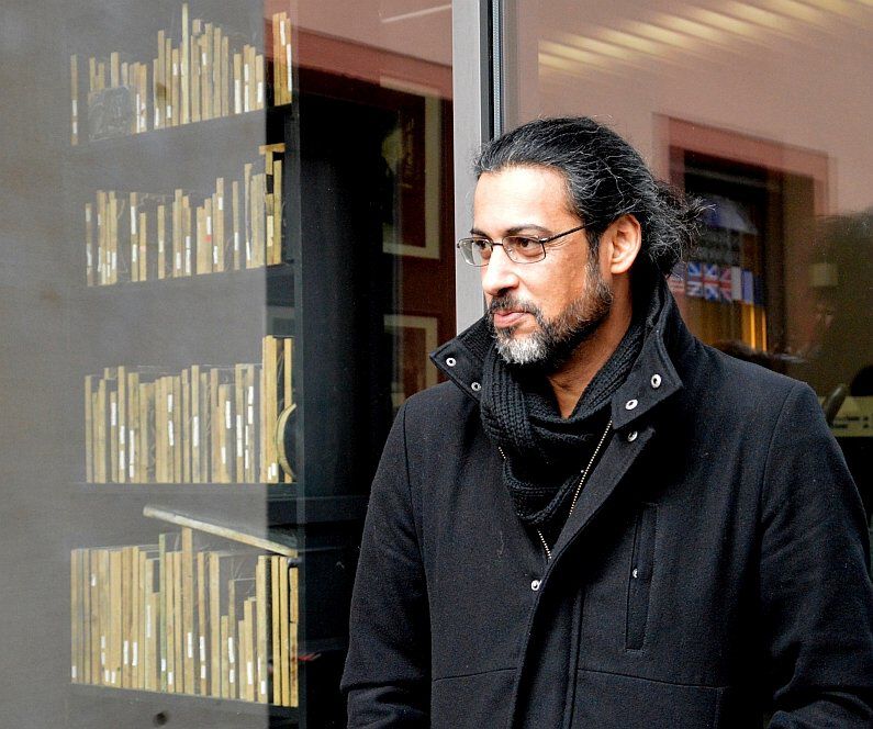 Khider vor Schaufenster mit B%C3%BCchern neu