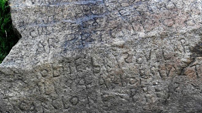bretagne i Plougastel sziklat%C3%B6mb felirat