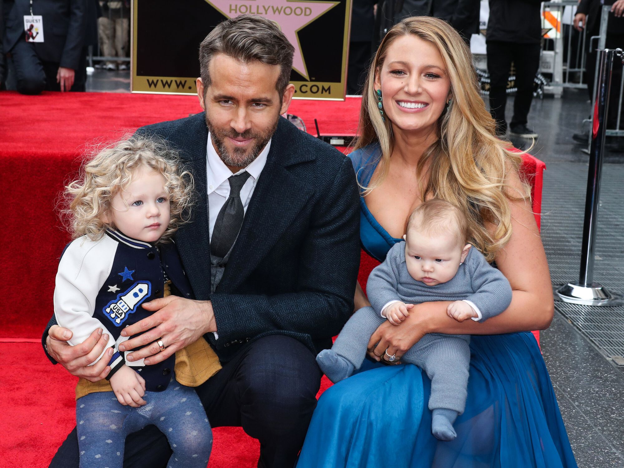 ryan reynolds csal%C3%A1d hollywood walk of flame