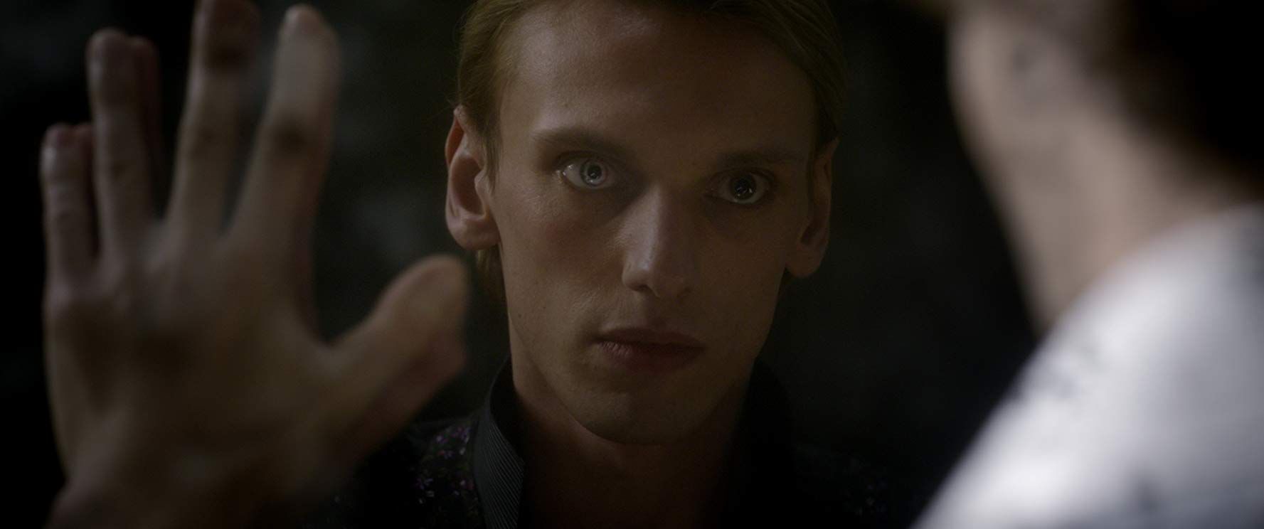 Jamie Campbell Bower Tr%C3%B3nok harca folytat%C3%A1s