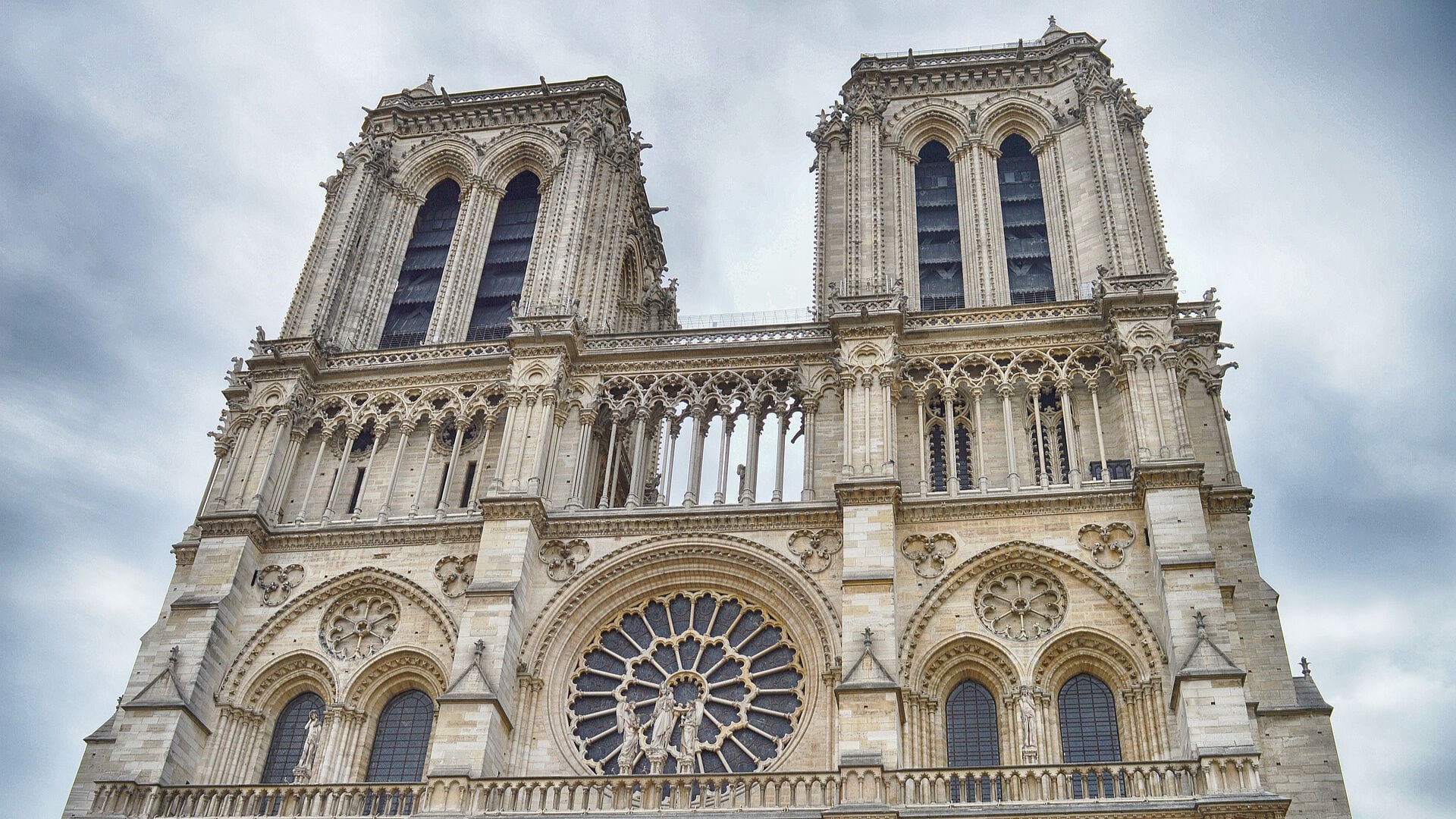 Notre Dame Újjáépítése