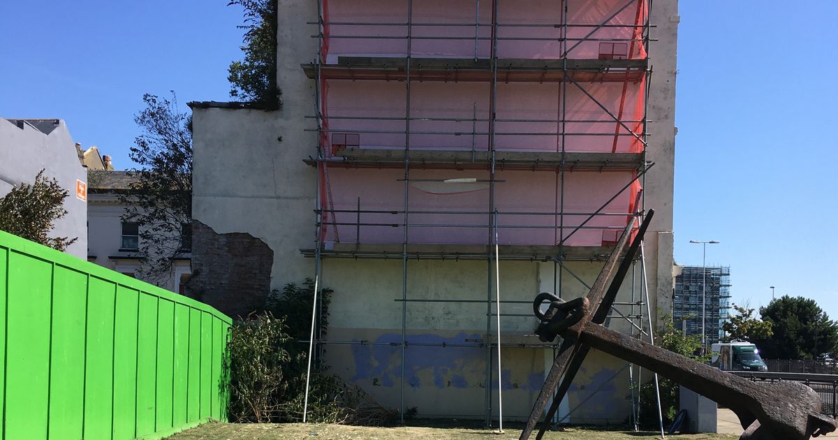 bansky brexit graffiti cenz%C3%BAra