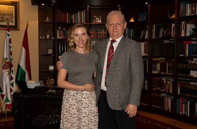 tarl%C3%B3s istv%C3%A1n scarlett johansson fekete %C3%B6zvegy budapesten