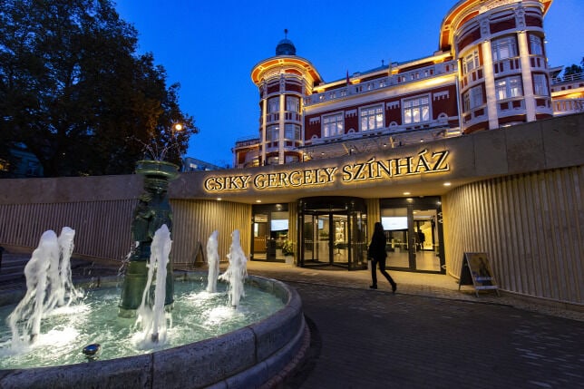csiky gergely sz%C3%ADnh%C3%A1z megny%C3%ADlt orb%C3%A1n viktor