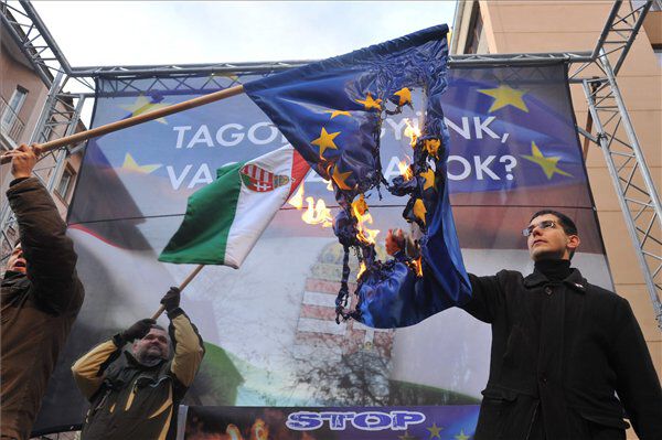 Novák Előd Jobbik Uniós Zászlóégetés