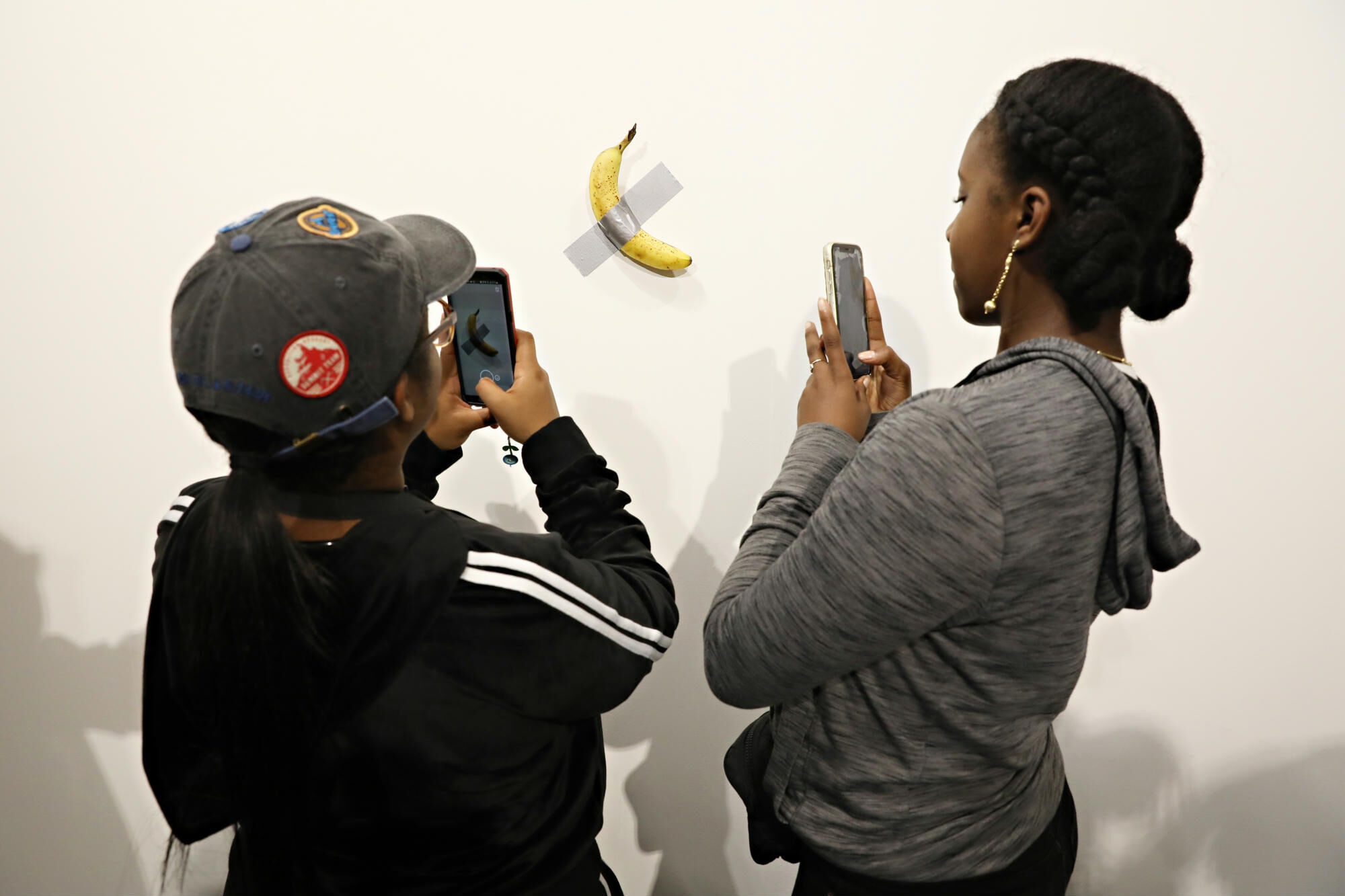 falra ragasztott ban%C3%A1n art basel miami maurizio cattelan