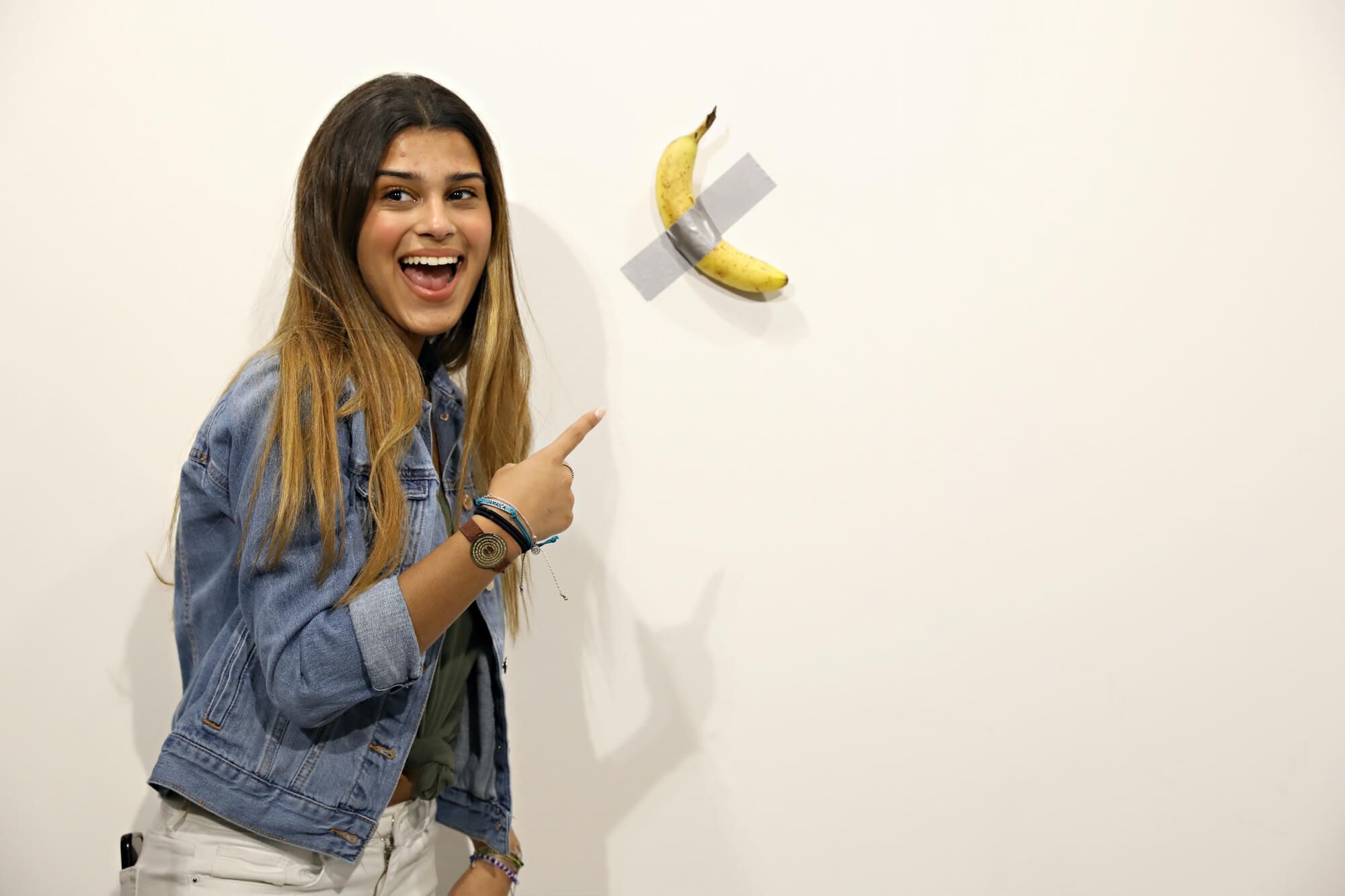falra ragasztott ban%C3%A1n maurizio cattelan