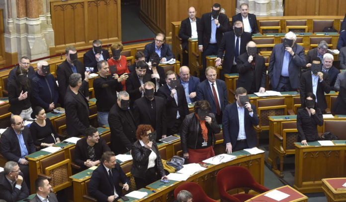 sz%C3%ADnh%C3%A1z t%C3%B6rv%C3%A9ny parlament nemzeti kult%C3%BAra alap kultur%C3%A1lis t%C3%B6rv%C3%A9nytervezet