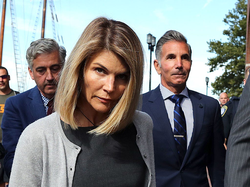 Lori Loughlin b%C3%ADrosag