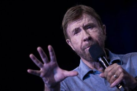 Orbán Viktor után Andy Vajna következett – Így pózoltak Chuck Norris-szal a NER-lovagok