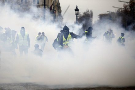 A nap fotója: A tüntető könnygázt üt vissza a teniszütőjével a rendőrök felé