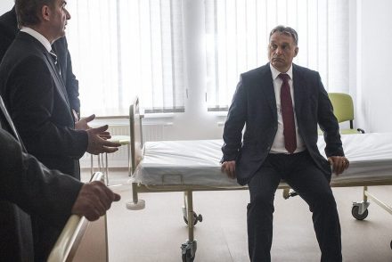 A szakrendelői vizsgálóban lévő férfit kiküldték, mert a gondterhelt arcú Orbán Viktor elsőbbséget élvez