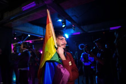 Hatalmasat bukott a homofób román népszavazás