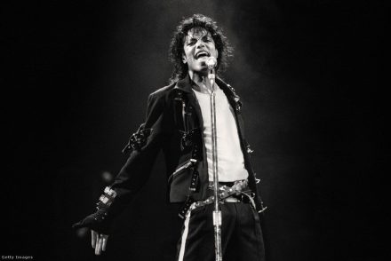 Elárverezik Michael Jackson legendás fekete dzsekijét