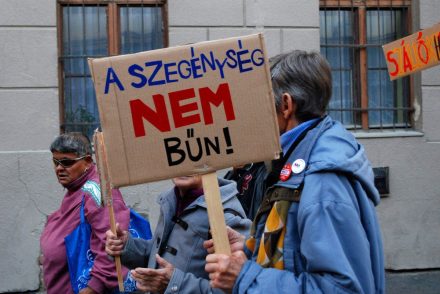 Könnyebb a tevének a tűfokán átmenni, mint kereszténydemokráciában hajléktalannak lenni