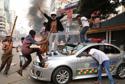 A nap fotója: Bangladesi vandálok rendőrautót vernek szét