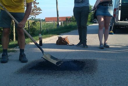 A felcsúti önkormányzat arra kéri a Kétfarkúakat, hogy kátyúsítsák vissza az aszfaltot