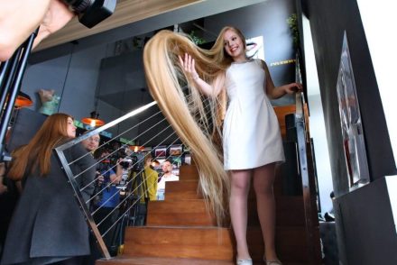 A nap fotója: 2.35 méteres hajhosszal rekorder lett a kijevi Rapunzel