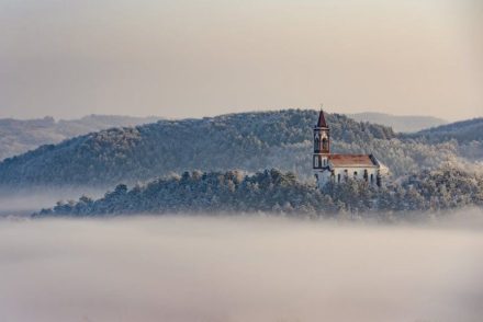 A nap fotója: Köd keretezi a sóshartyáni templomot