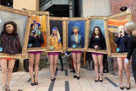 Mona Lisa neccharisnyában, egy Picasso-festmény két lábon