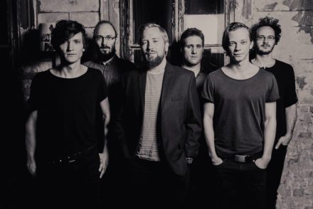Az album, ahol egy teljes év tűnt el, de nem nyomtalanul – Megjelent az Esti Kornél Eltűnt idő című új lemeze