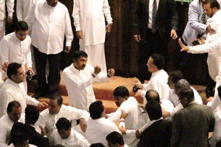 A nap fotója: Verekedés tört ki a képviselők között a parlamentben, Sri Lankán