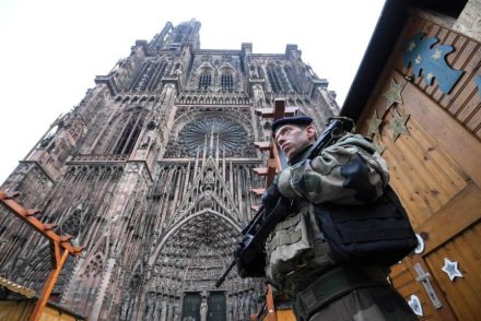 A nap fotója: Fegyveres katona védi a karácsonyi vásárt a Strasbourgban