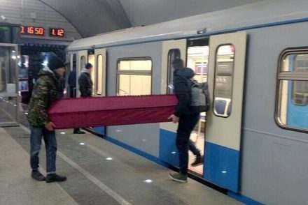 Igen, jól olvasod: Hullaszállítók segítségével utazott két férfi a metrón